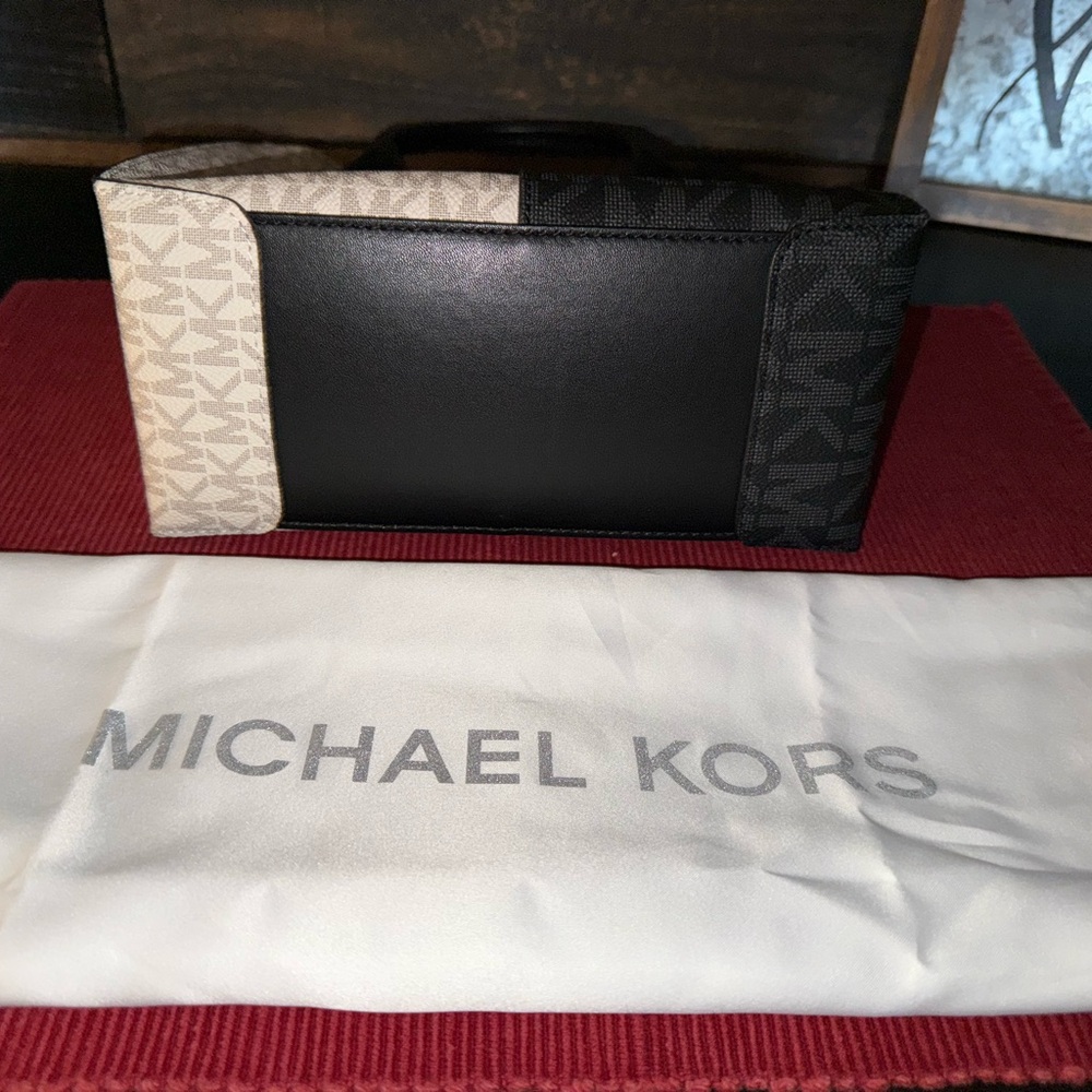 Michael Kors Mercer Medium Two-Tone Logo Bag - Picture 2 of 4